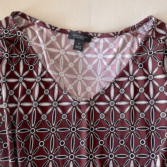 ann TAYLOR- Brown Geometric print elasticized hem blouse top M Crop top - Picture 2 of 5